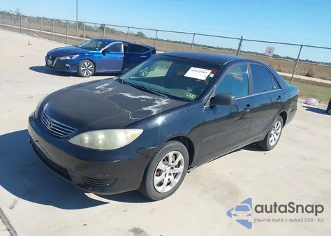 2005 Toyota Camry Le z USA, uszkodzony, nr VIN 4T1BE32K25U403984